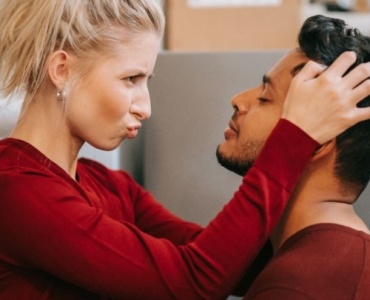 Wenn Liebe zur Kontrolle wird: Anzeichen von Kontrollverhalten in Beziehungen frühzeitig erkennen