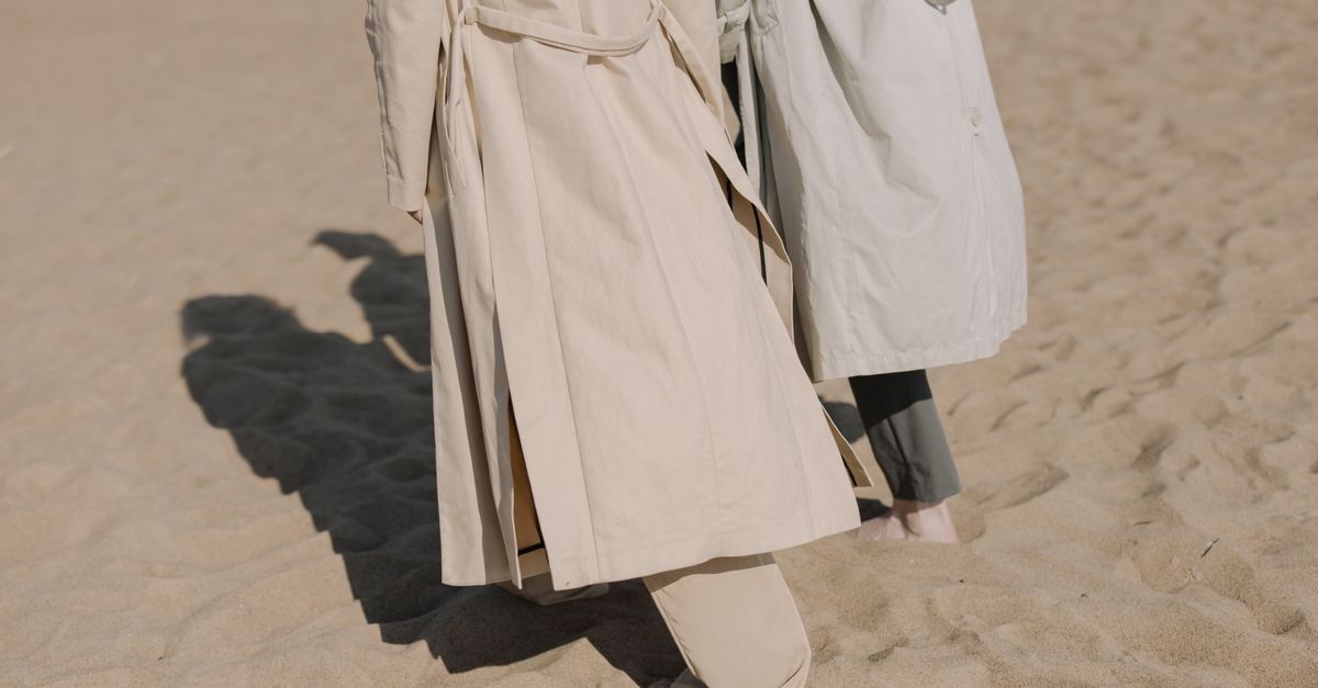 Trenchcoat ohne Gürtel: 7 stylische Wege, ihn lässig zu tragen