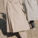 Trenchcoat ohne Gürtel: 7 stylische Wege, ihn lässig zu tragen