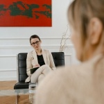 Weg aus Selbstwertzweifeln: Wie Therapie hilft, dein Selbstvertrauen nachhaltig zu stärken