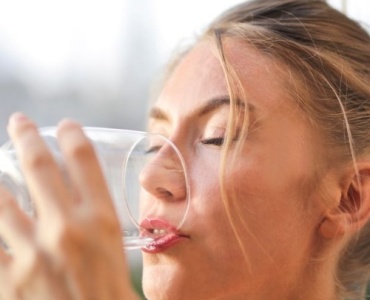 Hydriert durch den Tag: Clevere Trinkroutinen für mehr Energie im Alltag