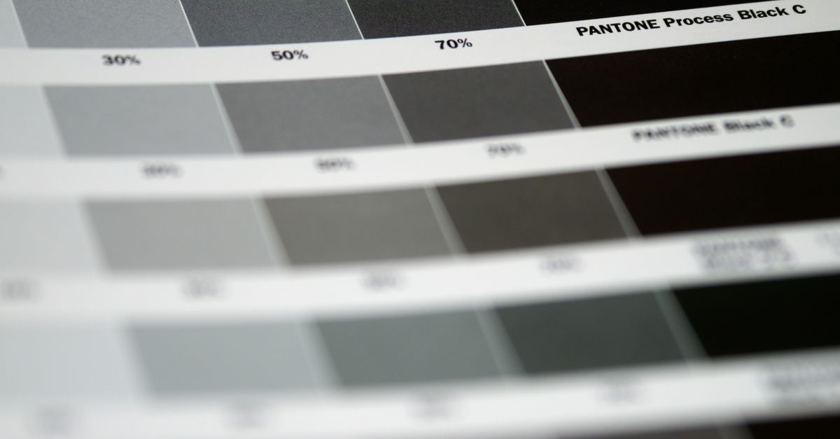 Schwarz ade: So ersetzt du dunkle Töne kreativ durch andere Farben