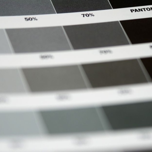 Schwarz ade: So ersetzt du dunkle Töne kreativ durch andere Farben