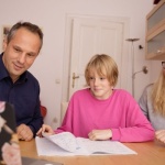 Bunt wie das Leben: Familienvielfalt kindgerecht erklären – so gelingt’s spielerisch
