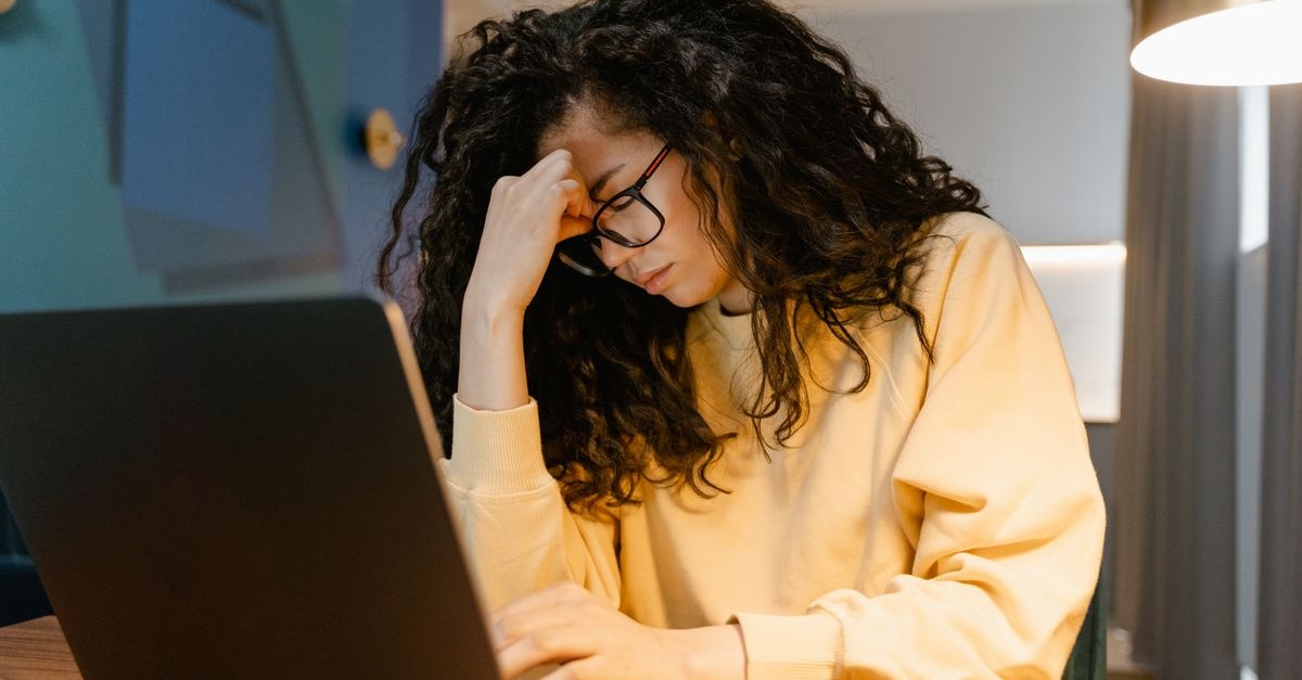 Wenn der Bildschirm drückt: Was hinter Kopfschmerzen nach langen Arbeitstagen am PC steckt