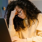 Wenn der Bildschirm drückt: Was hinter Kopfschmerzen nach langen Arbeitstagen am PC steckt