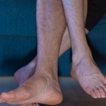 Schwere, müde Beine am Abend? Die besten Tipps gegen Schwellungen – einfach & alltagstauglich