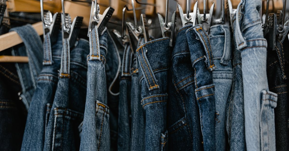 Jeans, die beim Hohlkreuz wirklich sitzen: Die besten Schnitte & Styling-Tricks