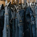 Jeans, die beim Hohlkreuz wirklich sitzen: Die besten Schnitte & Styling-Tricks