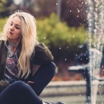 Von Streetstyle zu Chic: So stylst du die Bomberjacke elegant