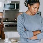 Emotionale Distanz in der Beziehung: 9 Anzeichen, dass dein Partner unerreichbar ist