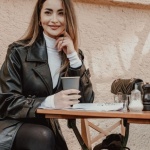Stylvoll durch jede Saison: So kombinierst du Rollkragen und Kleid modern & bequem