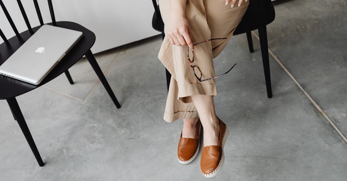Elegant & bequem: So stylst du den Bleistiftrock perfekt mit flachen Schuhen