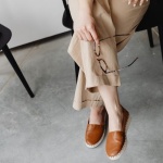 Elegant & bequem: So stylst du den Bleistiftrock perfekt mit flachen Schuhen