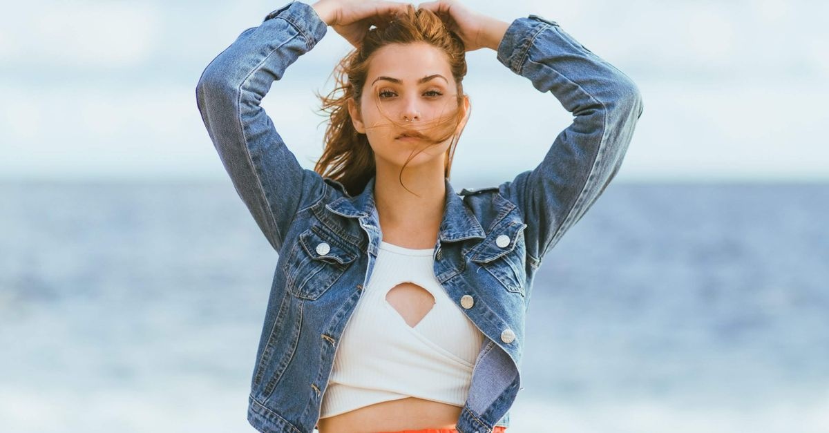Lässiger Denim trifft schwingenden Rock: So stylst du den perfekten Trend-Look