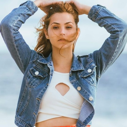 Lässiger Denim trifft schwingenden Rock: So stylst du den perfekten Trend-Look